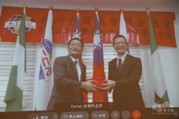 大使劉翼平(右)主持、以及交接給滿任總會長吳孟宗