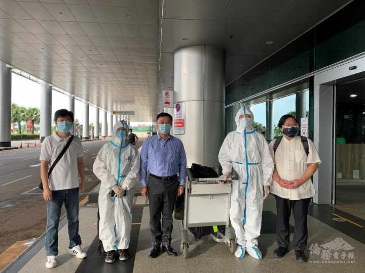 緬甸臺商僑胞8月15日搭乘包機返臺，駐緬甸代表處代表李朝成(左3)、僑務組組長張文華(左1)、緬甸臺商總會秘書長楊仲青(右1)前往送機，與名譽總會長何廷貴(右2、左2)伉儷合影。