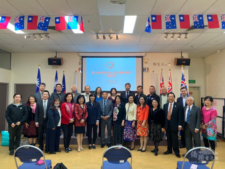 陶令文(前排左8)與陳淑芳(前排左7)與參與僑界貴賓合影留念