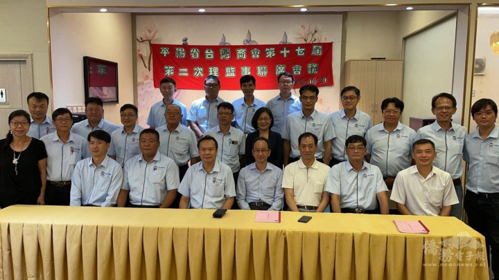 平陽臺商會疫情期間不忘持續推動社會責任，參與義務工作及公益活動。張慶煌會長（前排左三）、鍾文正處長（前排中）、游凱全組長（前排右一）。