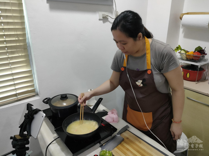 王鈴鈴以線上直播方式向旅菲臺商及青商會成員示範如何烹煮鹹蛋黃炸蝦。