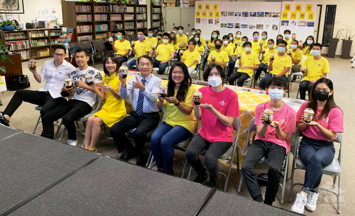 當天臺式奶茶「幸福堂」及臺式美食「大鍋大」創業夥伴田名達(一排左二)及Gorden(一排左一)，為青年文化志工分享創業成功經驗。