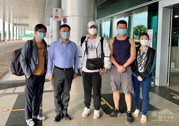 駐緬甸代表處代表李朝成(左2)與搭機返臺之兆豐銀行仰光分行財務長夏成浚(中)合影。