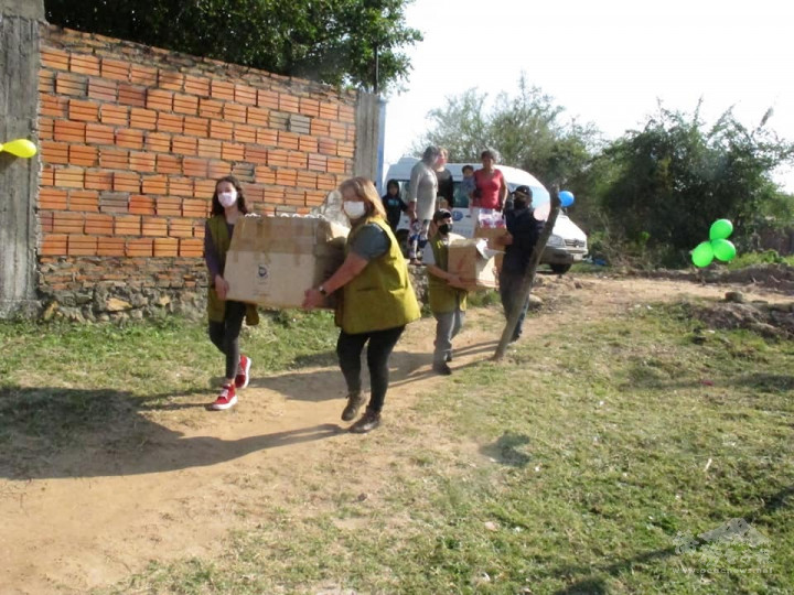 慈濟亞松森志工們驅車前往比列塔市，並將一箱一箱準備發放的禮品，協力搬到發放會場上。