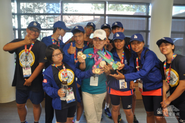 美國洛杉磯海外傑出青年孟心韻僑務促進委員在2014年美國洛杉磯舉行世界特殊奧運會中擔任志願者。