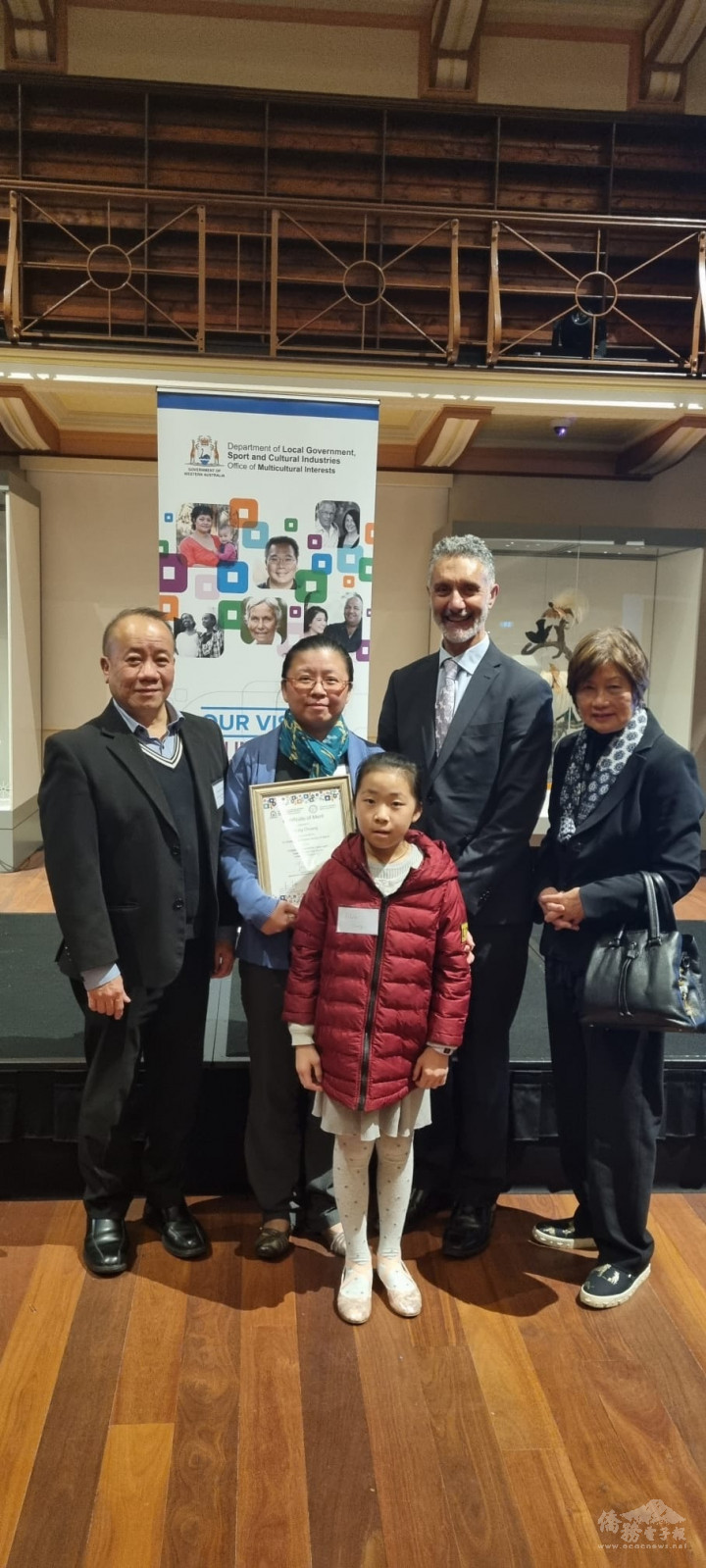 佛光中文學校曾春梅校長(右一)，西澳財政部長Dr.Tony Buti 與莊麗玲老師合影