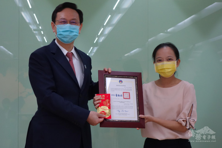 童振源(左一)頒「傑出公務人員」獎狀予李佑萱(左二)