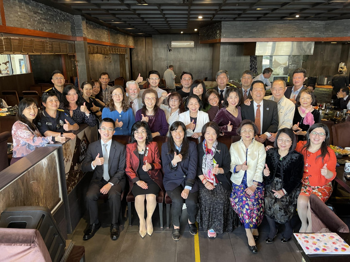 陳淑芳(前排左3)與僑界於歡送餐會合影留念