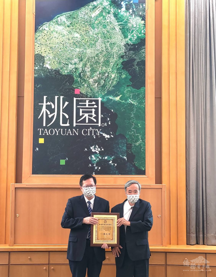鄭文燦市長(左)頒贈感謝牌予梁輝騰總會長(右)