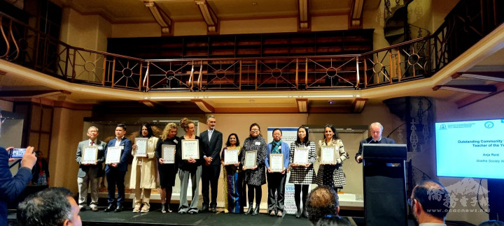 莊麗玲老師（右三）獲頒獎狀