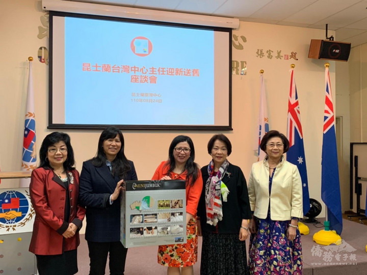 僑界致贈禮品予陳淑芳(右起陳秋燕、盧淑媛、游淑靜、陳淑芳、林淑美)