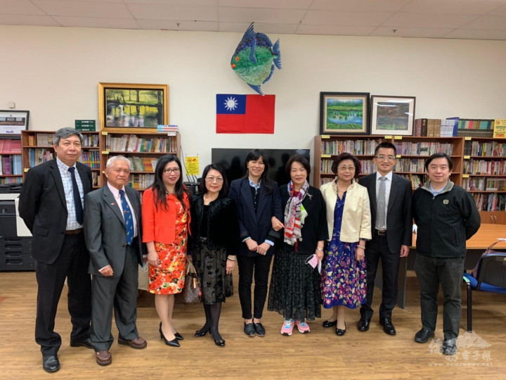 陳淑芳在中心與僑領合影留念