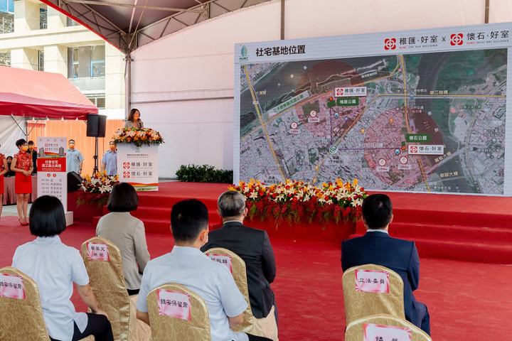 總統聽取「國家住宅及都市更新中心」工務組長吳佳娜簡報「工程說明」