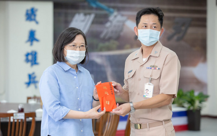 總統前往「海軍艦隊指揮部海鋒大隊」，頒發加菜金，慰勉國軍弟兄姊妹的辛勞
