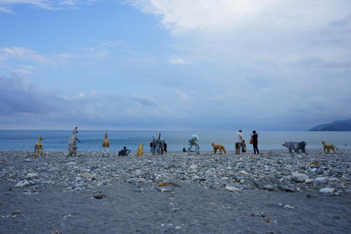 花蓮北濱海灘上，有老虎、犀牛、猴子及梅花鹿等12隻動物望向大海排排站，細看每隻動物身上都有傷痕，這是藝術家邱承宏的作品「水泥動物園」。