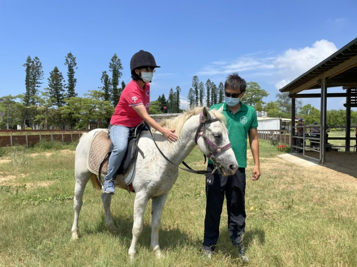 金門縣畜產試驗所馴馬有成，9月起每週4天供民眾體驗騎乘馬匹。畜試所長陳家輝（右）表示，騎乘馬匹體驗主要在推廣馬術文化，未來將視民眾反應和體驗情況，進一步提供馬術教學和訓練等課程
