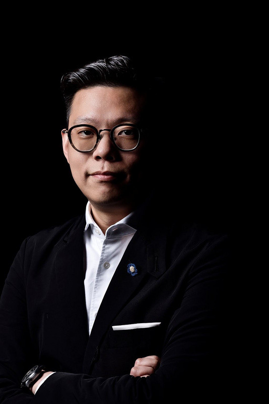 設計師馮宇操刀110年國慶主視覺 中華文化總會為國慶籌備委員會成員，今年邀請到曾 為總統府建築百年活動設計主視覺的IF OFFICE設計 師馮宇為國慶主視覺操刀，打造主視覺LOGO「金陽 雙十」