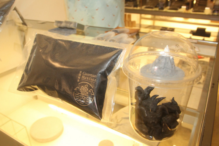 台南市官田區公所與崑山科技大學合作，輔導地方成立官田烏金社區合作社以推動菱角殼回收，利用高溫低氧的上方點火法，讓廢棄菱角殼經過攝氏1000度高溫製成菱殼炭。