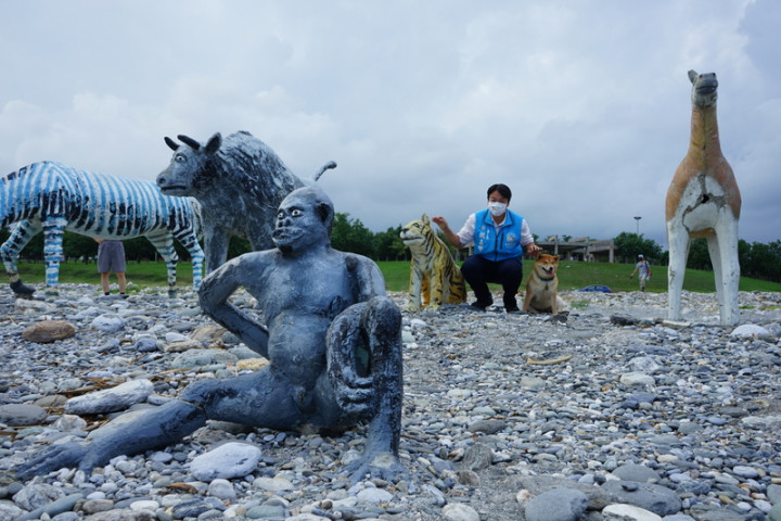 花蓮美崙山公園12隻動物水泥雕像，經藝術家邱承宏修復，近日重新在花蓮北濱海灘展出。花蓮市長魏嘉賢（中）與動物們合影。