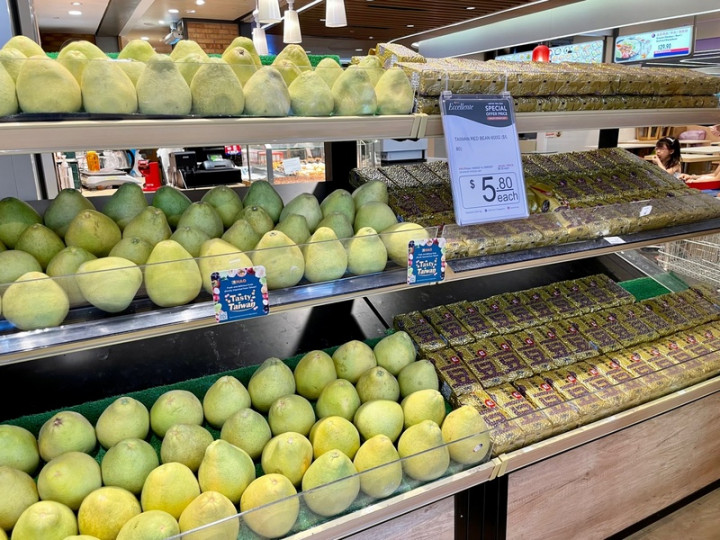 中秋節將至，新加坡一家超市業者舉辦台灣農產品行銷活動，主打文旦柚，另外還有紅豆