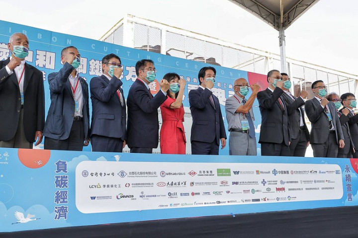 賴清德副總統24日上午前往臺南出席「碳中和．關鍵解方—負碳排產業高峰會暨台灣首座負碳排示範工廠落成啟動典禮」
