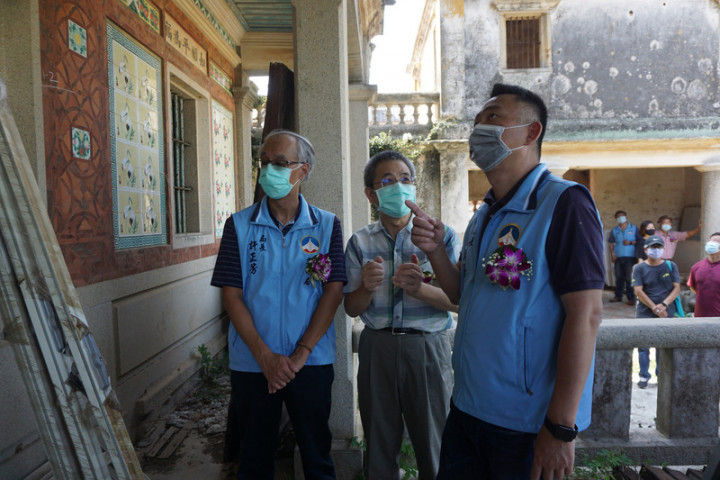 擁有超過80年歷史的金門縣定古蹟王金城洋樓，呈現高水準營建技術，29日舉行修復工程動土典禮，縣長楊鎮浯（前右）、文化局長許正芳（前左）到場參與並參觀洋樓。