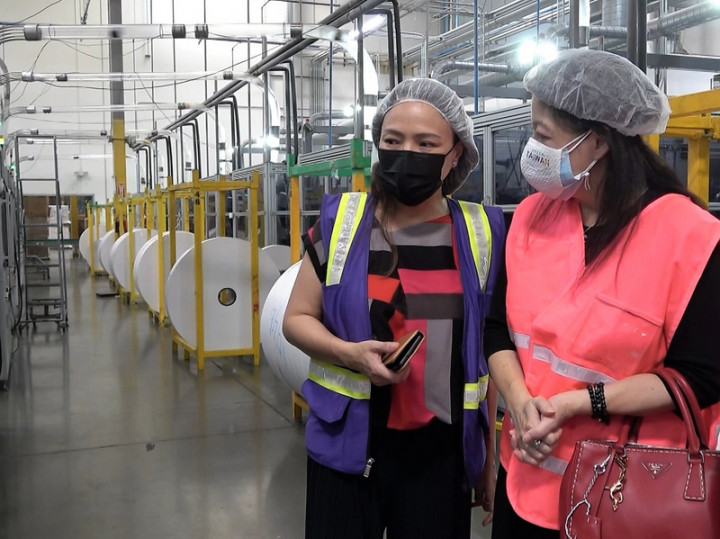 來自台灣的俞宗明（Alan Yu）在美創立飲料品牌樂立杯之後，跨足餐飲耗材的製造，打入主流市場。圖為執行長王姿容（左）與台美商會會長劉雅薇。