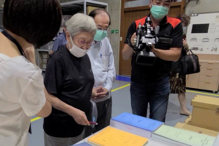 前台灣獨立建國聯盟主席張燦鍙（右2）與前獨盟歐洲本部主席何康美（右3）將一批海外台獨運動檔案資料捐給國立台灣歷史博物館
