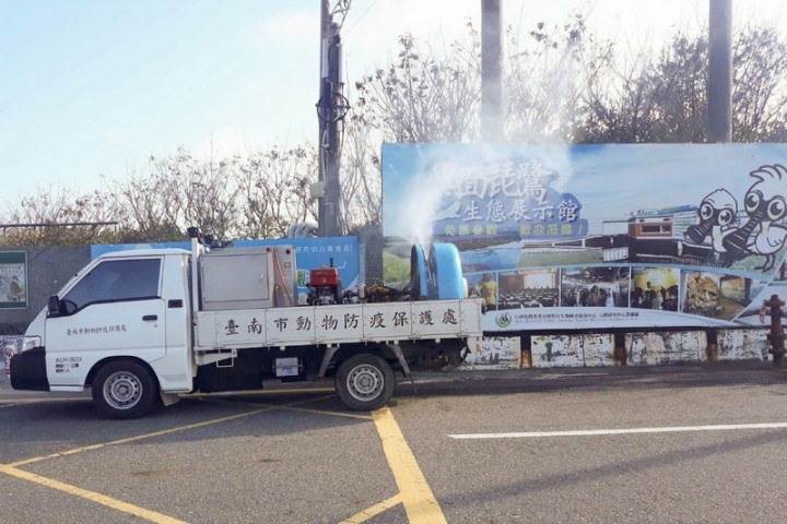 即將進入禽流感好發季節，台南市動保處調派消毒車到濕地保護區等熱區進行噴霧消毒，加強防範禽流感