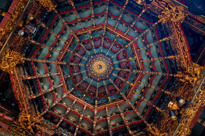 新竹市無形文化資產審議會決議新增登錄「傳統建築彩繪」為傳統工藝，並認定從事寺廟彩繪工作超過一甲子的傅栢村為保存者。圖為新竹都城隍廟彩繪樣貌。（新竹市政府提供）