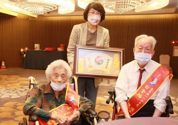 台東縣政府舉辦「110年度金鑽石婚表揚活動」，其中陳士川（右）與陳蔡參（左）夫妻結婚71年時間最長，2人接受縣長饒慶鈴（中）頒贈白金婚祝賀狀。（台東縣政府提供）