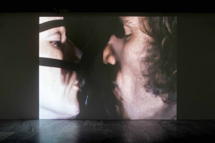 德國藝術家雷貝嘉．霍恩的影像作品「雞羽毛面具」，雖是1970年代的作品，但也非常呼應現今社會，展示面罩如何連結與阻斷人際距離。（北美館提供）