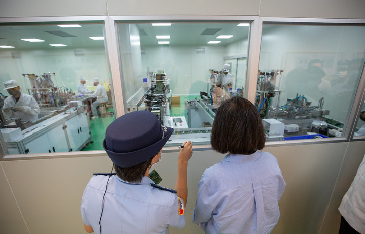 總統至「軍備局生產製造中心209廠傘製所」，視導口罩及降落傘生產線