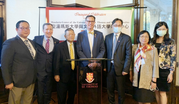 美國德州的聖湯瑪斯大學8日宣布與高雄的文藻外語大學合作成立華語中心。（休士頓辦事處提供）