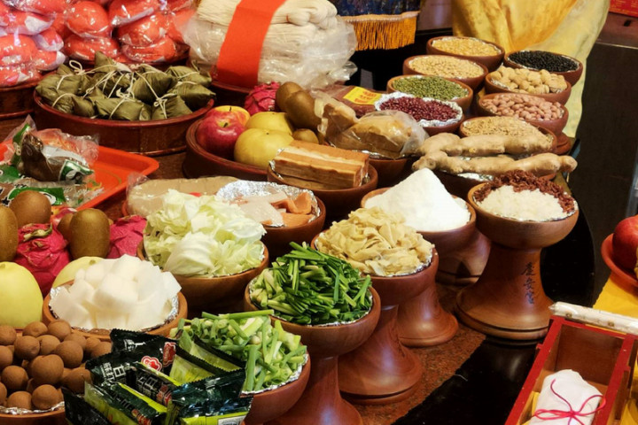 台南市定古蹟善化慶安宮21日舉辦秋祭大典，廟方準備代表聰慧、勤學、會運算與好彩頭的蔥、芹、蒜、菜頭等供品。