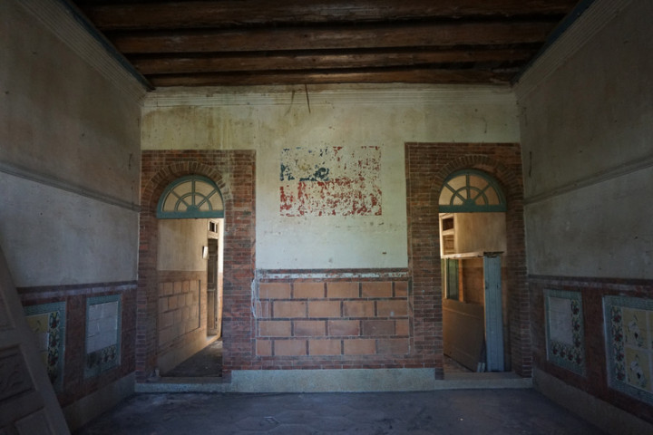 位於金門縣金沙鎮的「王金城洋樓」至今已有逾80年歷史，其配置格局與做工堪稱地區建築史代表，整體保存極具再利用價值，2015年獲指定為縣定古蹟，由於曾為國軍借用，一樓廳印有中華民國國旗，但如今已相當斑駁。