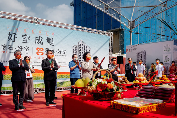 總統與現場貴賓一同進行祝禱及開工動土儀式