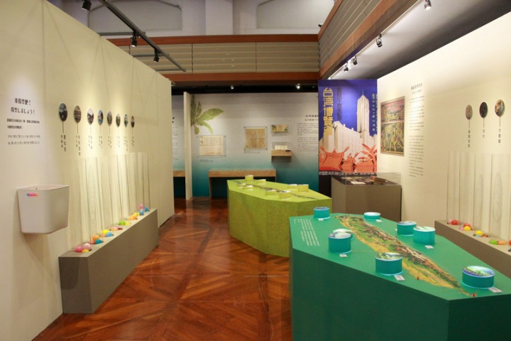 高雄市立歷史博物館舉辦「往返島嶼－1930年代台日旅情特展」，以「旅行」為題，透過遊記、地圖、明信片、老照片等典藏文物，帶領民眾穿越時光長廊，跟隨台日旅人的腳步，回顧兩地交流起始，展期即日起至11月7日。（高史博提供）