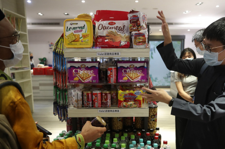 圖為「清真認證商品專區」，專區內的食品具有清真標章，提供更多清真飲食選擇。