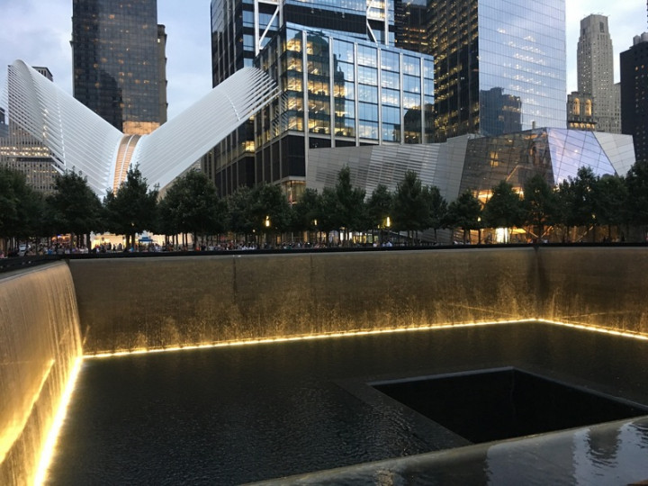 911事件後，紐約世界貿易中心雙塔遺址歷經多年重建面貌一新。圖為北塔紀念水池、交通樞紐The Oculus及911國家紀念博物館。