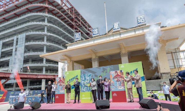 The old Kaohsiung Station building is seen in front of one of the two buildings included in the redevelopment project. Photo courtesy of the Presidential Office