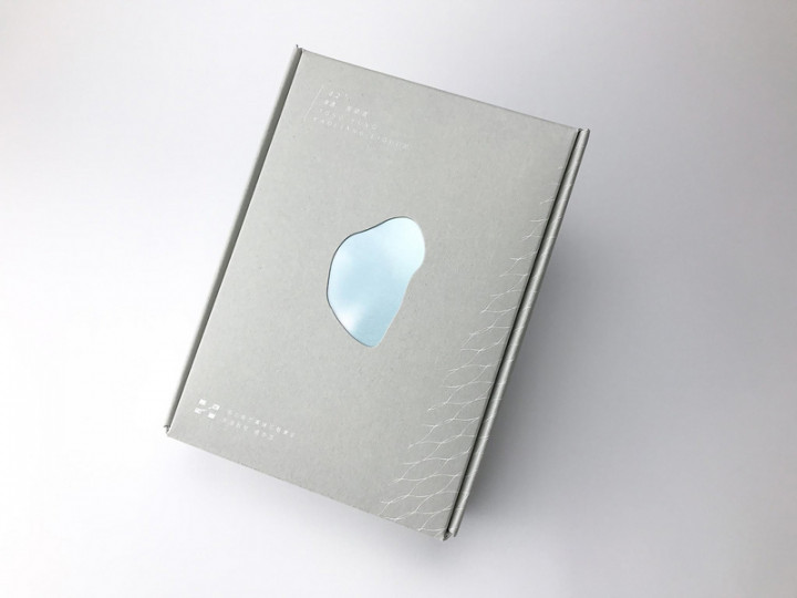 東引在地青年利用概念酒設計反思海洋環境的議題，為了符合環境理念，灰卡外盒是易分解材質，也採用堅韌且與能被分解的紙繩為包裝，希望不會產生過多環境垃圾。（印研所提供）