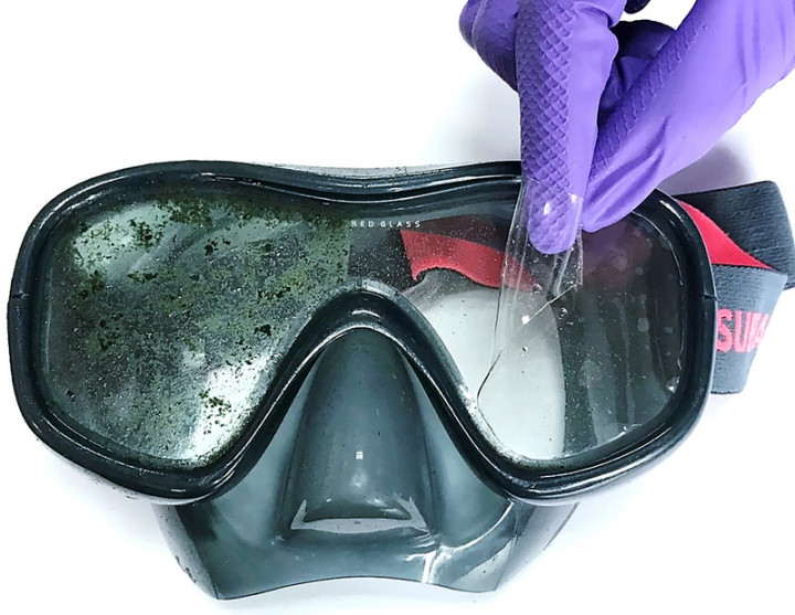 中興大學材料系團隊成功研發出可抗水中生物附著的多功能仿生塗料，透過在蛙鏡上進行的抗藻測試比較，右半部塗布仿生抗藻塗層，相對於左半邊明顯呈現出優異抗藻效果。（中興大學提供）