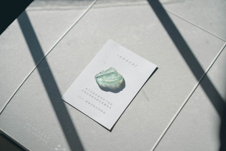 東引在地青年利用概念酒設計反思海洋環境的議題，並共同淨灘撿拾海邊玻璃，進而加工成藝術品隨盒附贈，因此成就整體美學作品。（食癮，拾影提供）