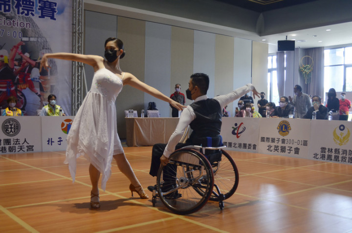 110年全國會長盃身心障礙者輪椅舞蹈錦標賽26日在嘉義縣舉行，受疫情影響，賽事曾一度無法如期舉辦，如今能順利開辦，按照防疫規定，要求舞者都要戴口罩