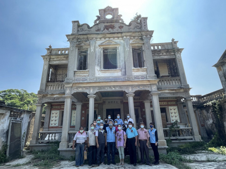 金門縣定古蹟王金城洋樓修復工程舉行動土典禮，縣長楊鎮浯（前左4）、金沙鎮長吳有家（前左3）等人出席並合影。