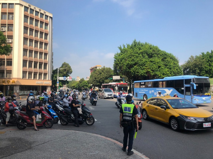  民間路權團體指出，現行道路實施汽機車車種分流，只是把機車逼往行車環境複雜的外側車道，徒增機車行路風險，呼籲取消道路內線禁行機車，改採車向分流，不強制機車兩段式左轉
