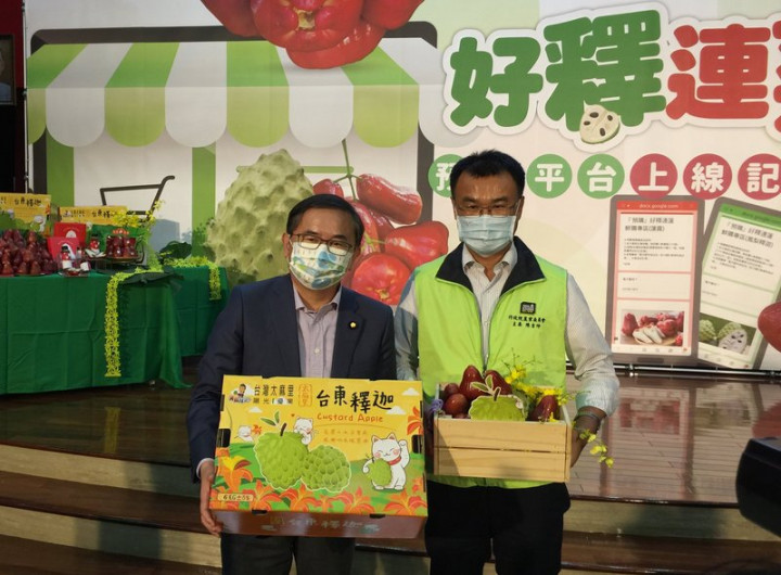 中國宣布暫停台灣釋迦輸入，衝擊即將上市的釋迦產業，農委會成立「好釋連蓮」預購平台，民進黨立委劉櫂豪（左）認購台東釋迦，力挺台灣水果。右為農委會主委陳吉仲。（劉櫂豪提供）