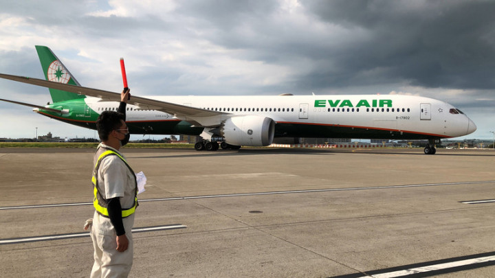 台灣透過COVAX獲配的第3批AZ疫苗41.04萬劑，5日由長榮航空班機載運來台，下午運抵桃園國際機場，完成通關後，將送至冷儲物流中心進行後續檢驗封緘作業。