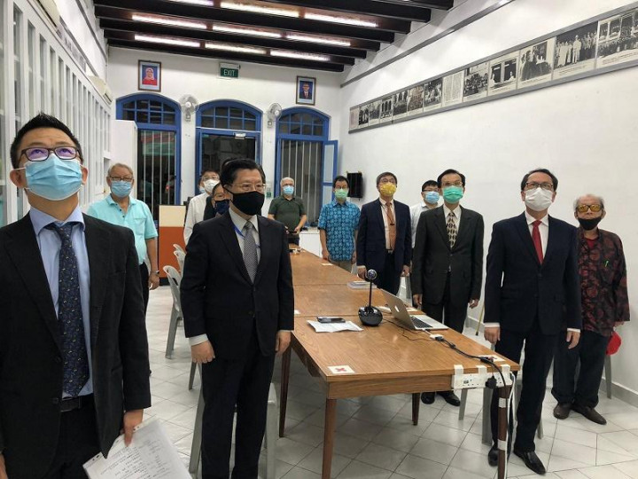 駐新加坡台北代表處代表梁國新及副代表戴輝源在新加坡同德書報社社慶向國父孫中山先生遺像行禮致敬